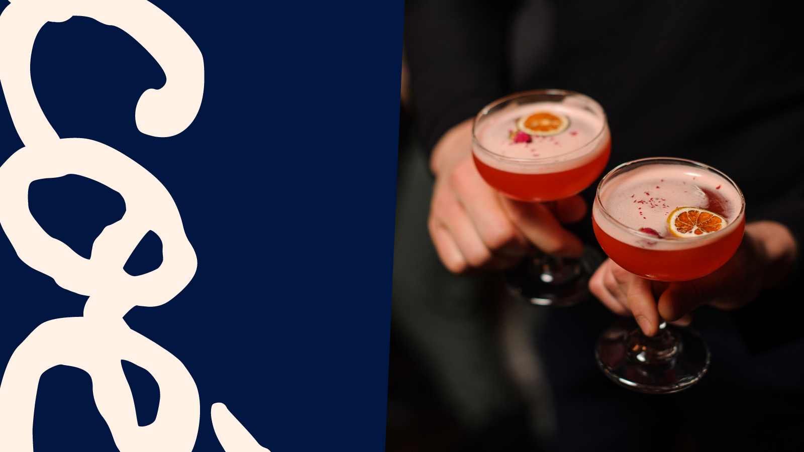 Duas taças com uma bebida na cor larança com um pedaço de laranja flutuando em cima