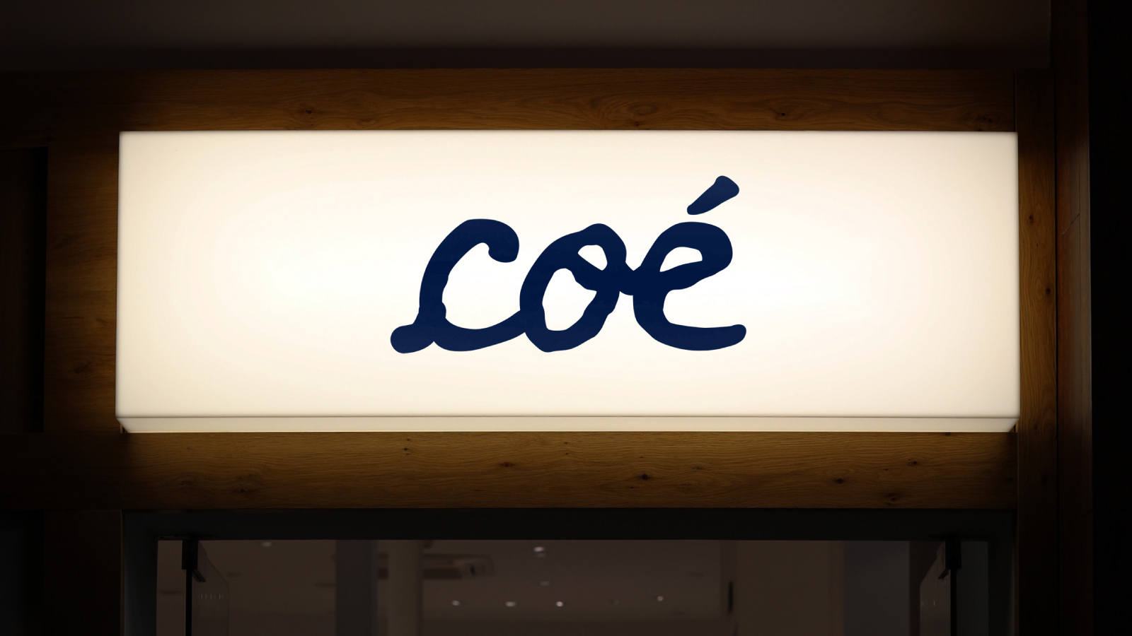 Outdoor acima de uma entrada com a escrita Coé no centro